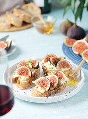 Sandwiches with cottage cheese, honey and figs