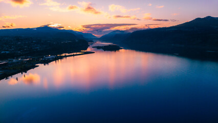 Fototapeta na wymiar sunset over the Columbia River Gorge