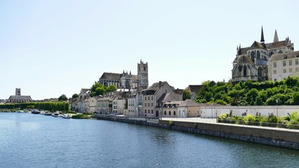 Fototapeta na wymiar Les quais de l’Yonne à Auxerre