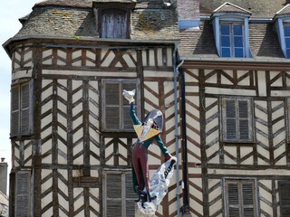 La statue de Cadet Roussel devant une maison médiévale à Auxerre