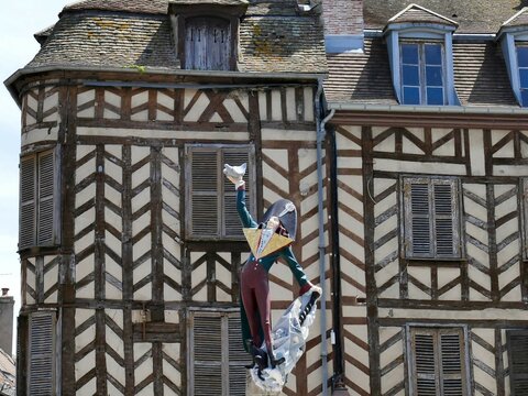 La statue de Cadet Roussel devant une maison m&eacute;di&eacute;vale &agrave; Auxerre