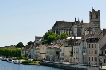 Fototapeta na wymiar La cathédrale Saint-Etienne dominant les quais de l’Yonne à Auxerre