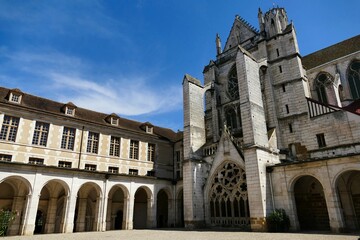 Obraz premium La façade latérale et les bâtiments conventuels de l’Abbaye Saint-Germain à Auxerre vus depuis le cloitre 
