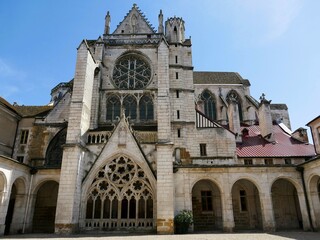 Fototapeta na wymiar La façade latérale de l’Abbaye Saint-Germain à Auxerre vus depuis le cloitre 