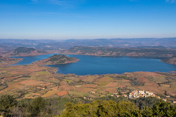 Naklejka premium Vue depuis le Mont Liausson sur le petit village de Liausson, au bord du Lac du Salagou