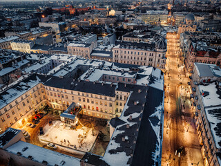 Oświetlone podwórko i plac wolności widoczny w nocy z drona © rozentuzjazmowany