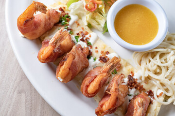 shrimp with bacon and pasta

