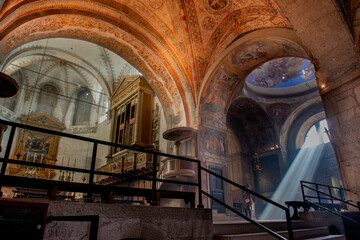 Romanesque cathedral famous for its circular shape and medieval frescoes