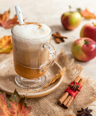 Jesienna kawa latte zi mleczna pianką - obrazy, fototapety, plakaty