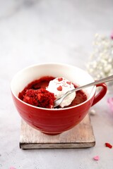 Homemade red velvet mug cake _ quick Valentines day dessert, selective focus
