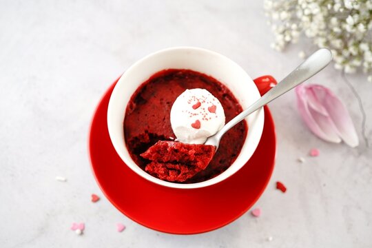 Homemade red velvet mug cake _ quick Valentines day dessert, selective focus