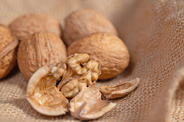 Geknackte Walnuss in einer Nahaufnahme