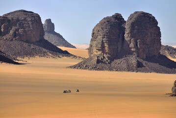 Fototapeta na wymiar SAHARA DESERT, SAND DUNES AND ROCK FORMATIONS DURING JEEP SAFARI IN ALGERIA AROUND DJANET OASIS AND ERG ADMAR