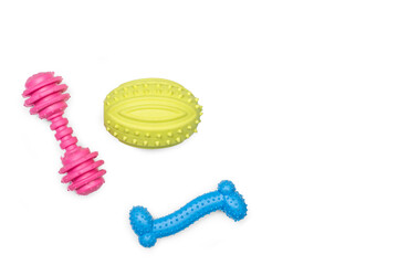 Accesorios juguetes para perros de caucho sobre un fondo blanco liso y aislado. Vista superior y de...
