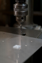 Cutting a screw with a tapping machine