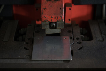 Work that cuts stainless steel material with corner shirring
