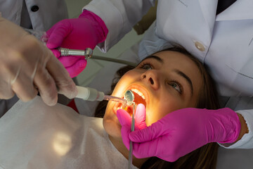 Menina adolescente fazendo tratamento dentário 