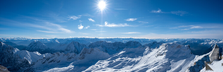 Panorama-Blick von der Zugspitze &uuml;ber die Alpen an einem sonnigen Wintertag