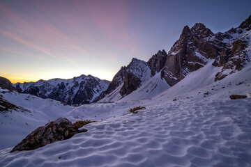 alba invernale nella neve ai piedi dell'oronaye (alpi cozie, valle maira)