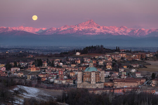 alba con luna piena, monviso e santuario di vicoforte in una fredda mattina di inverno