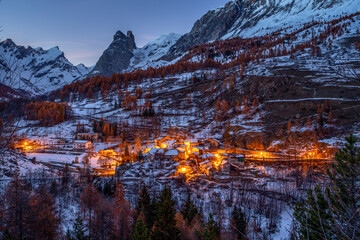 luci di un borgo alpino al tramonto