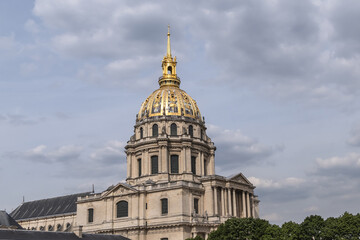 Obraz premium Fragments of Hotel des Invalides (National Residence of Invalids, 1671 - 1676) – now complex of museums and monuments relating to military history of France. PARIS, FRANCE.
