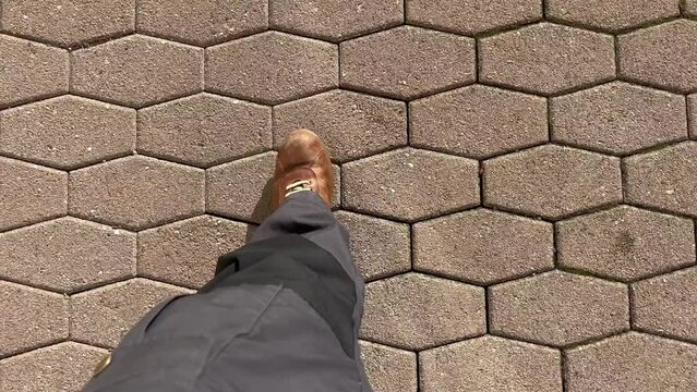 Schritte auf Kopfsteinpflaster, Mann geht &uuml;ber Fu&szlig;weg