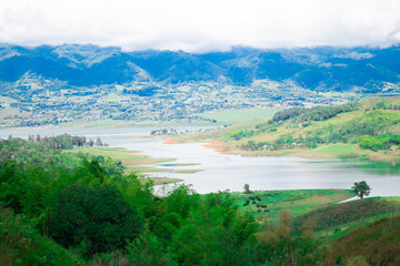 Fototapeta na wymiar vista del lago calima en colombia, vista de río y landscape, mountains and summer