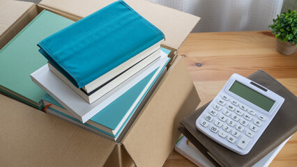 本と電卓｜断捨離・片付け・古本買取イメージ
