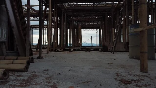 Sobre volando con Drone una estructura en construccion de casa en colombia