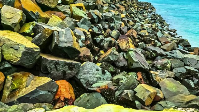 Timelapse de las olas del agua bajando por las mareas sobre las rocas de un espigon 