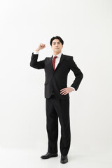 ガッツポーズをする男性