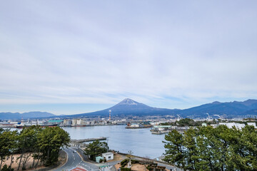 静岡県富士市田子の浦からの富士山と工場