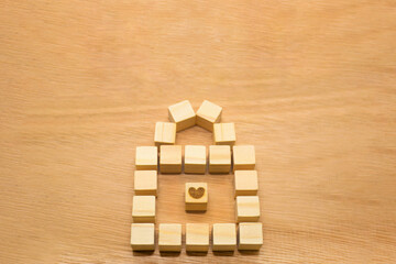 南京錠の形をしたウッドキューブのフレームで鍵穴がハートマークの木目の背景