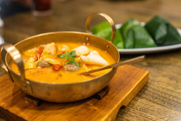 タイ料理で人気のトムヤンクン。エビなどの海鮮や野菜、パクチーの効いたからさと酸っぱさが癖になる味わいのスープです。