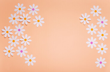 Fondo de color naranja pastel u coral con margaritas de papel, ilustra la primavera en tonos pastel con paper cut