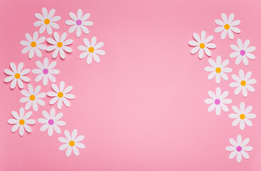 Fondo de color rosa oscuro con margaritas blancas de papel, ilustra la primavera en tonos frescos...