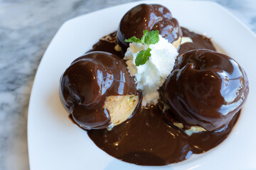 Chocolate cake on a plate | Dessert as close-up