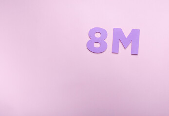 Letras 8M para ilustrar el día de la mujer en fondo color lila con letras moradas para ilustrar y poner mensaje del día de la mujer 8M, recorte de papel - obrazy, fototapety, plakaty