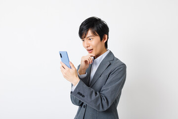 スマートフォンを見るビジネスマン