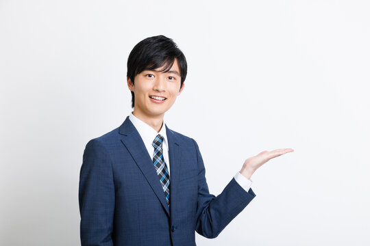 案内するビジネスマン