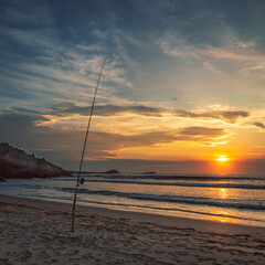 hermoso atardecer jugando en la playa