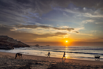 hermoso atardecer jugando en la playa