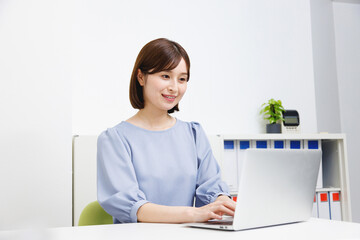 デスクワークをするOL