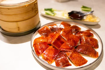 Crédence de cuisine en verre imprimé Pékin Roasted peking duck dish in restaurant