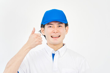 グッドサインするポロシャツとキャップのユニフォームの男性　（引越し業者・運送業・作業員・宅配業者）