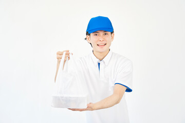 商品を渡すフードデリバリーの男性　白背景