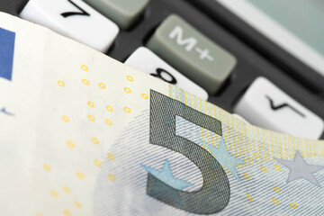 Euro Banknoten und ein Taschenrechner