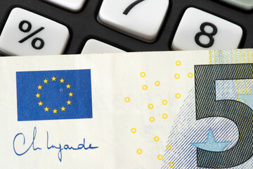 Euro Banknoten und ein Taschenrechner