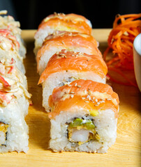 Tabla de rolles de sushi con guacamole